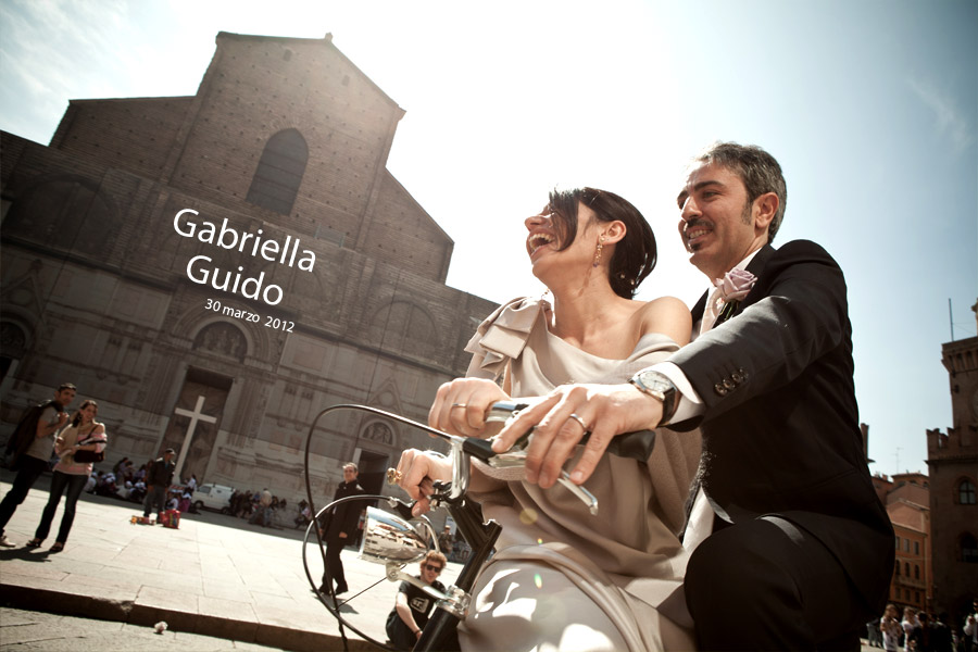 Sposi in bicicletta in piazza Maggiore a Bologna