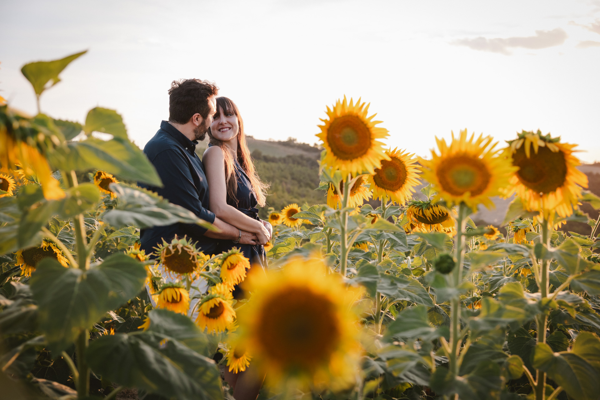 prewedding in un campo di girasoli