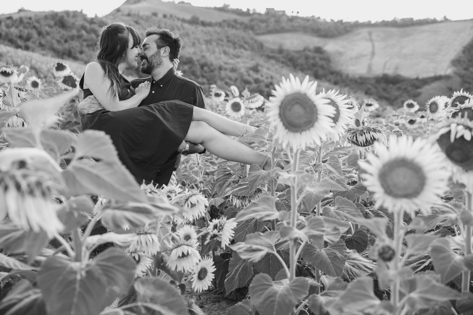 prewedding in un campo di girasoli con i futuri sposi