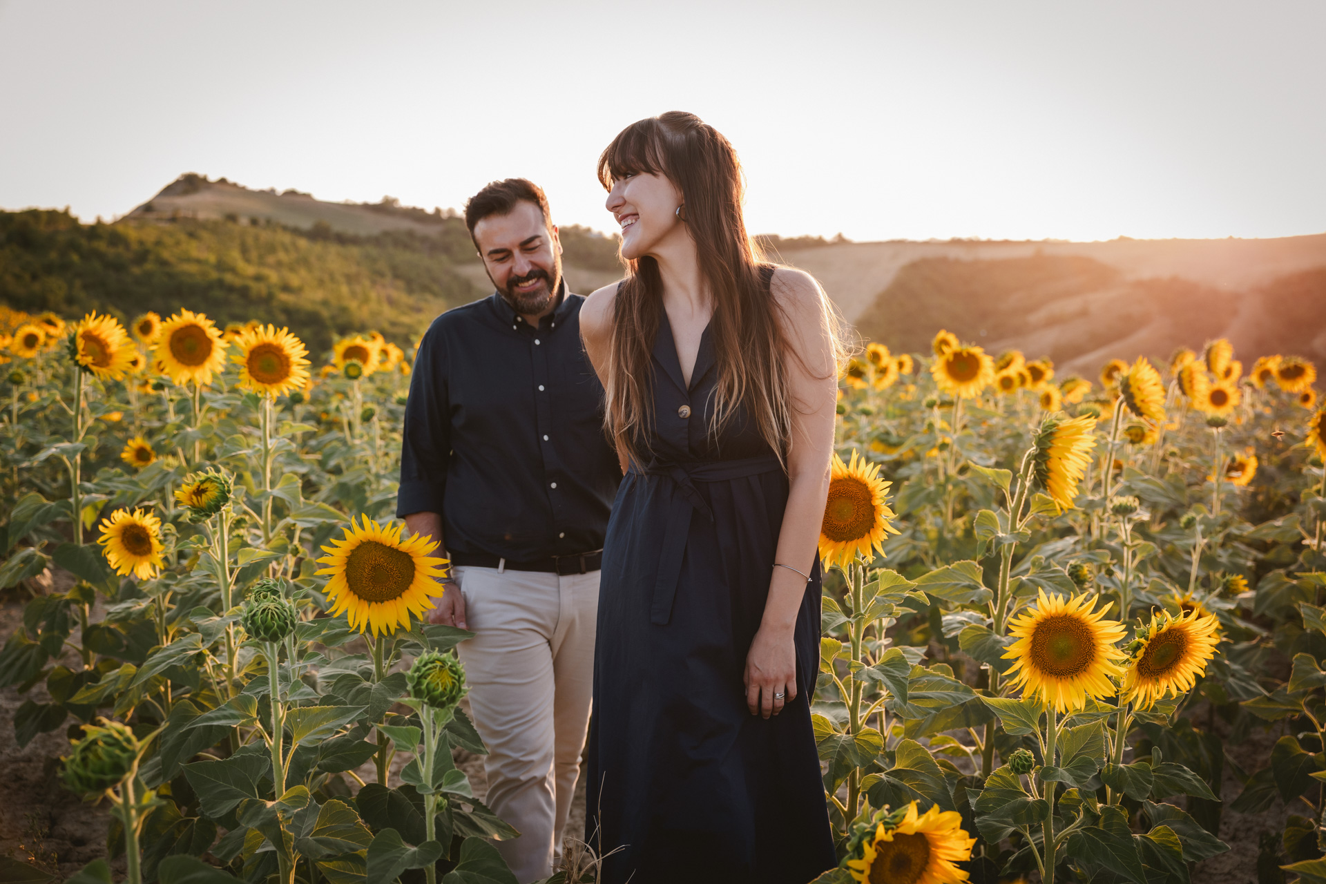 fotografo prewedding bologna nel campo di girasoli
