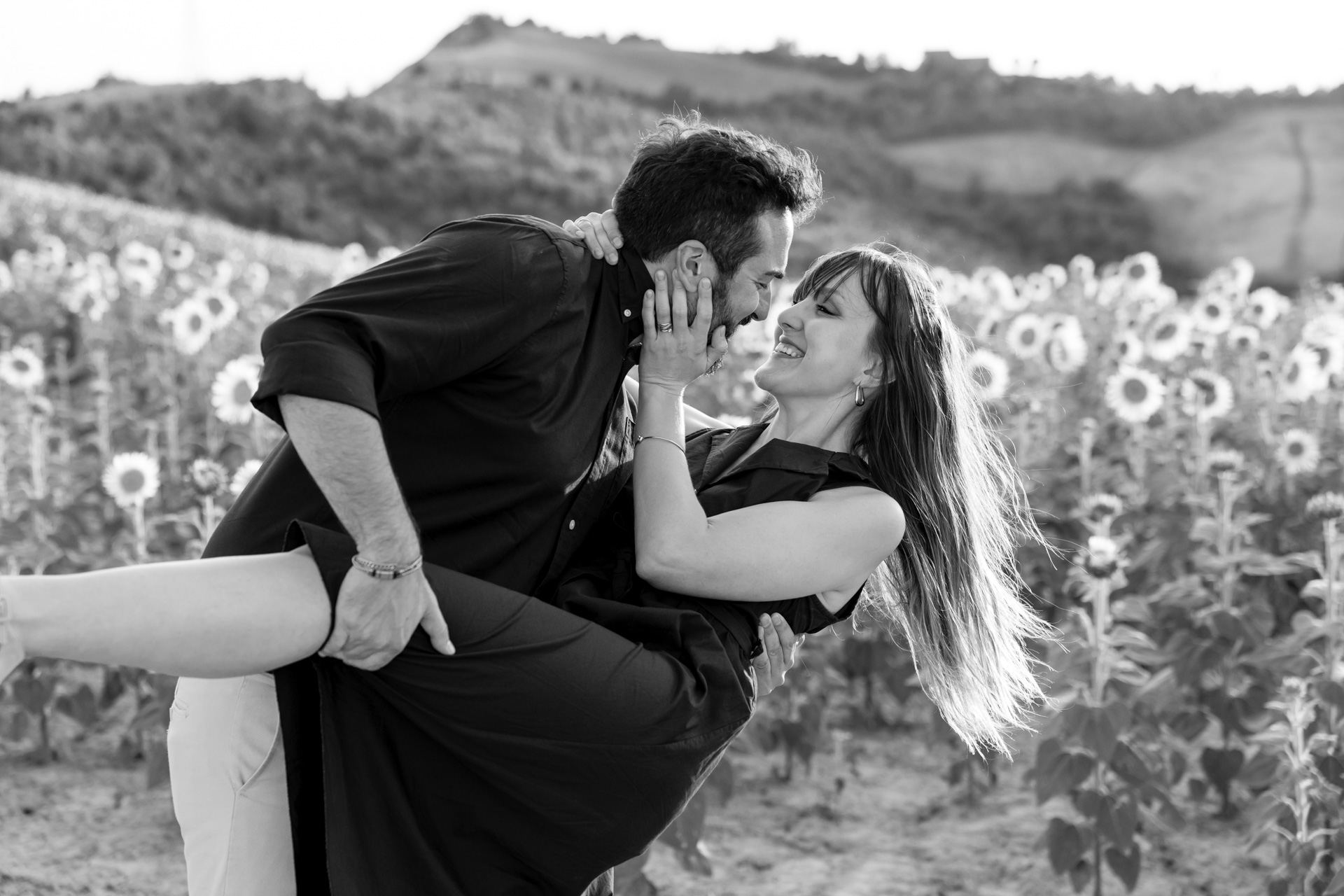 fotografo prewedding bologna nel campo di girasoli al tramonto